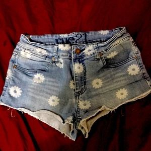 Size 5/6 blue jean shorts with frayed bottoms and bleached flowers brand: RUE21